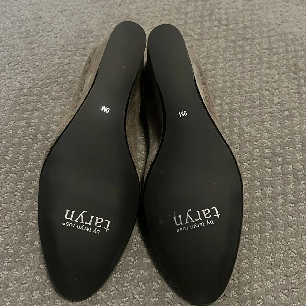 Wedge shoes heels. Perfect for the office or church. - Picture 5 of 6